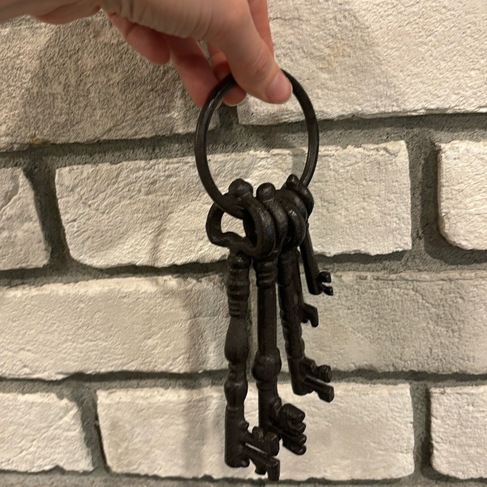 Very Large Novelty Keys and Ring $12 add on